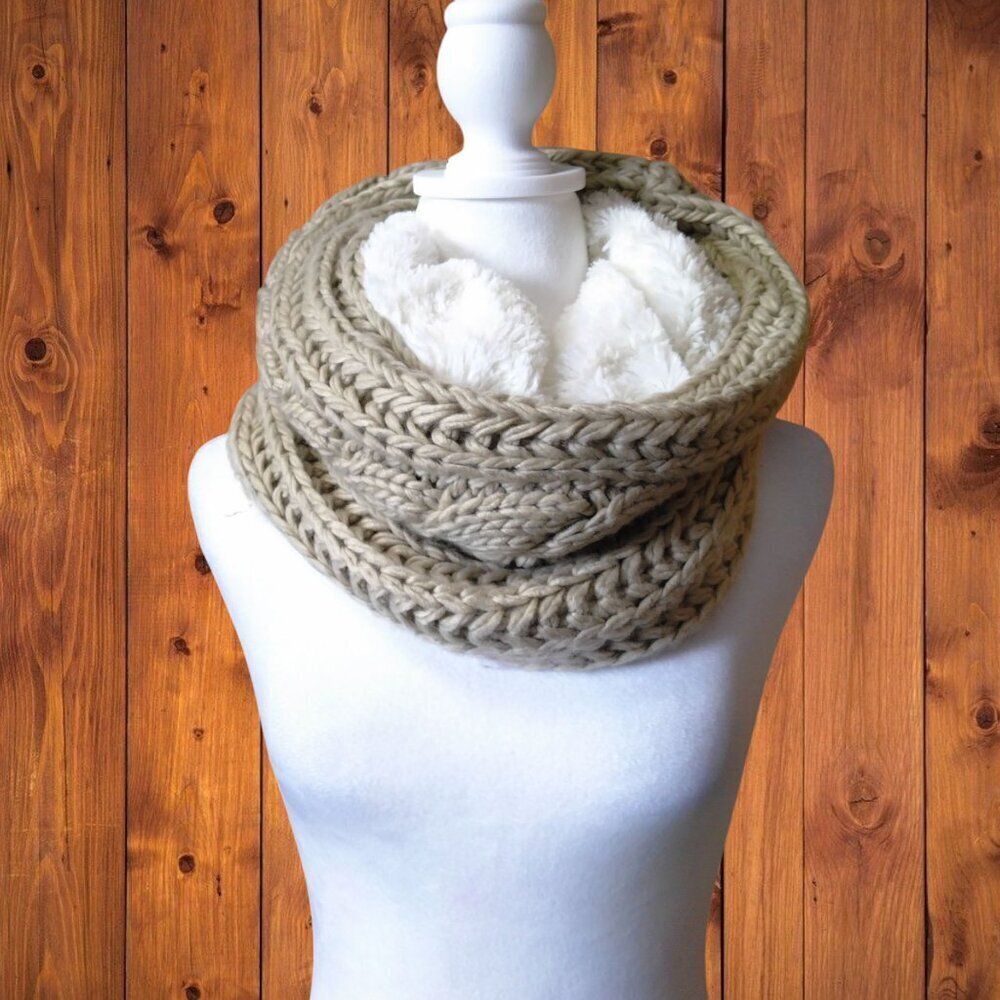 MODENA INFINITY RING SCARF CABLE KNIT FAUX FUR LINED - Color BEIGE/WHITE